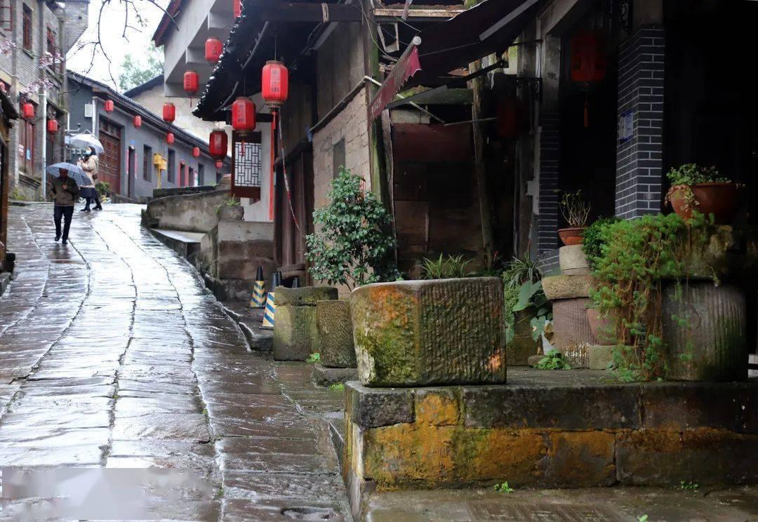 河南一地多人持棍棒、皮带当街殴打一男子，派出所：正在调查中